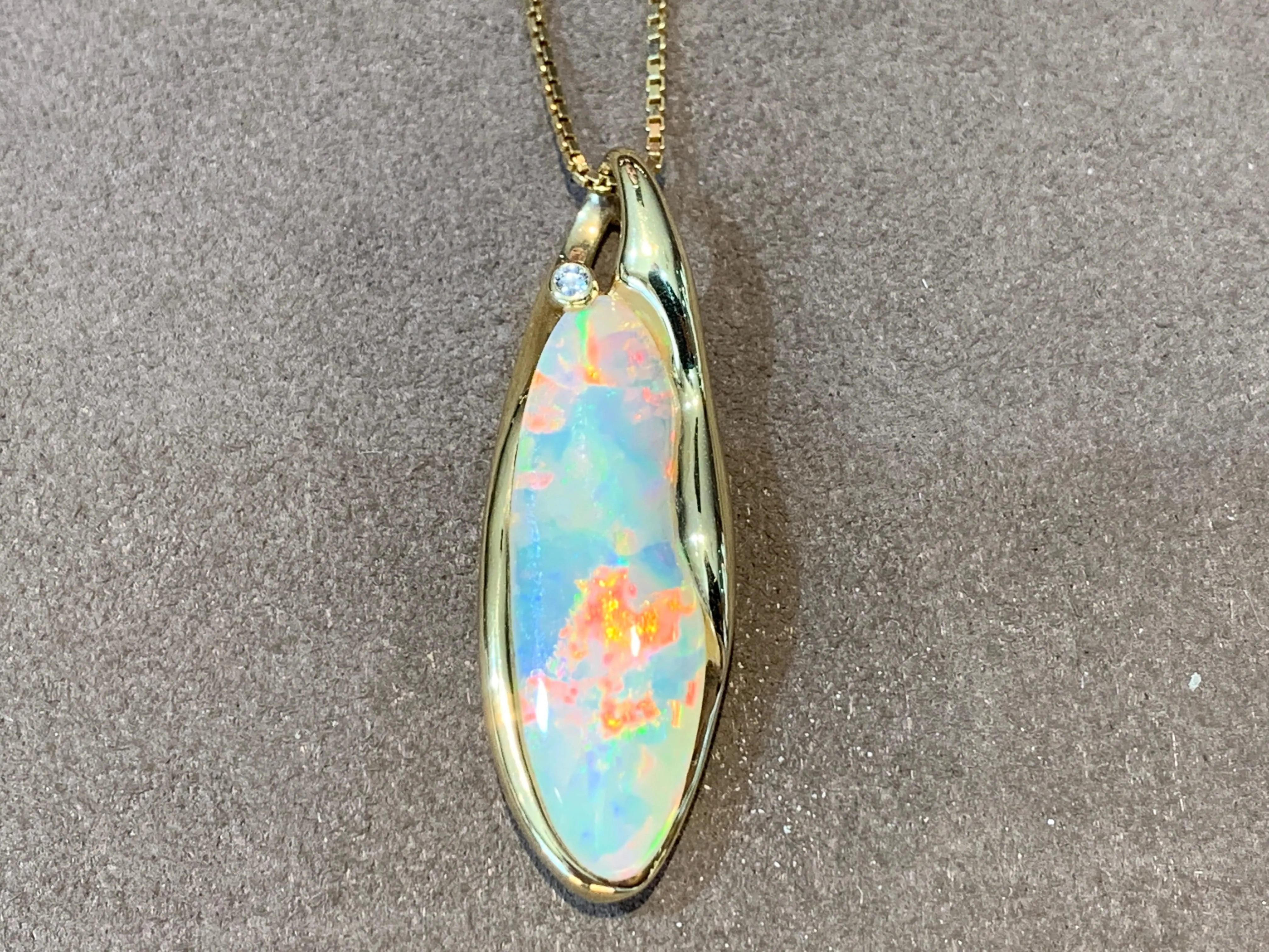 18kt Yellow Gold Opal pendant
