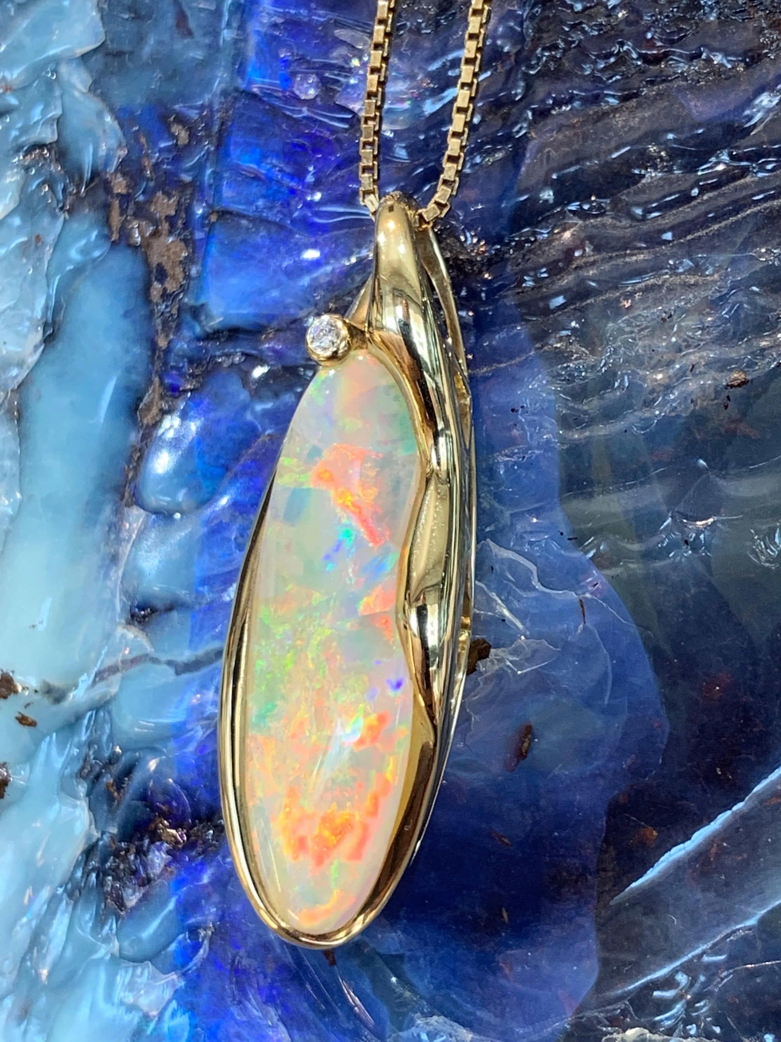 18kt Yellow Gold Opal pendant