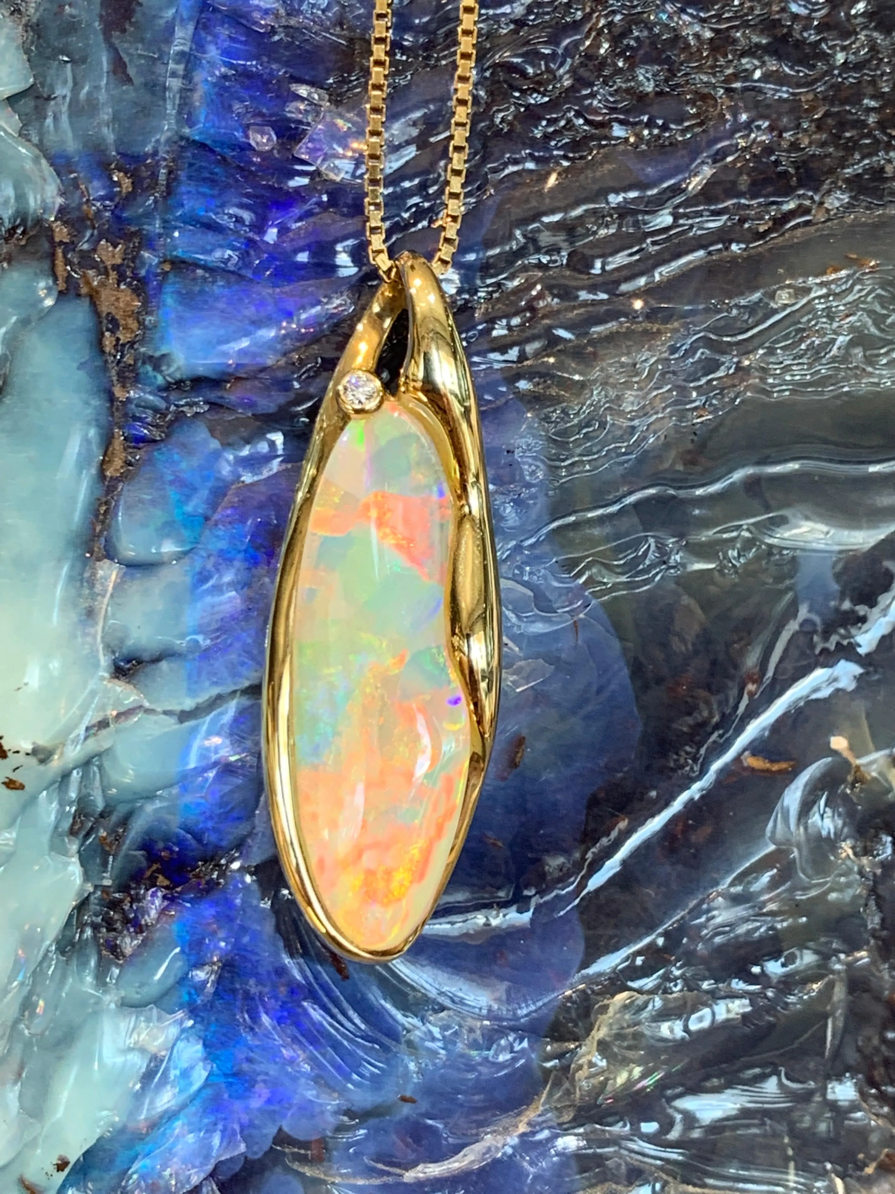 18kt Yellow Gold Opal pendant