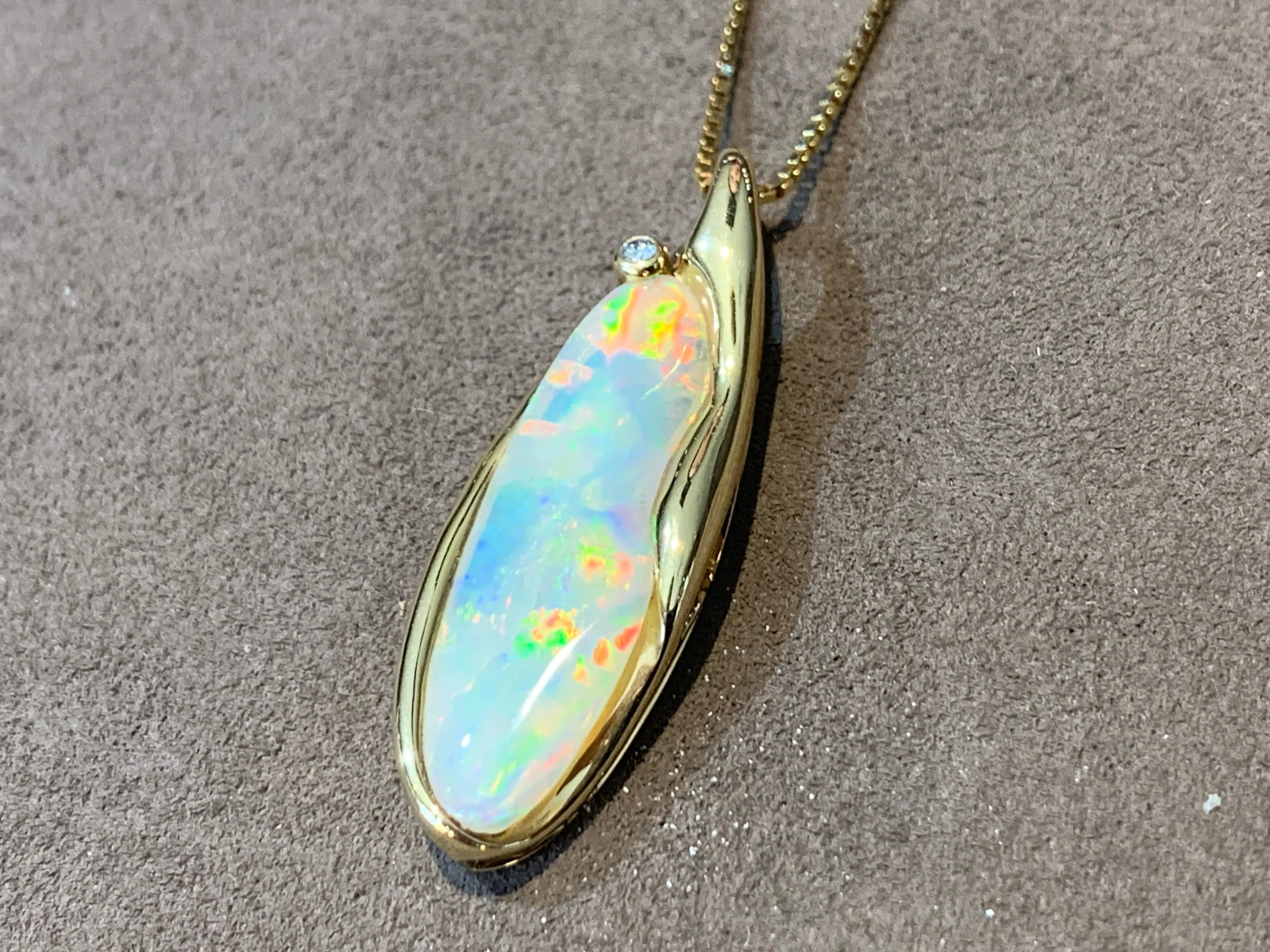 18kt Yellow Gold Opal pendant