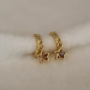 AMBER STAR HUGGIE EARRINGS IN 18K GOLD