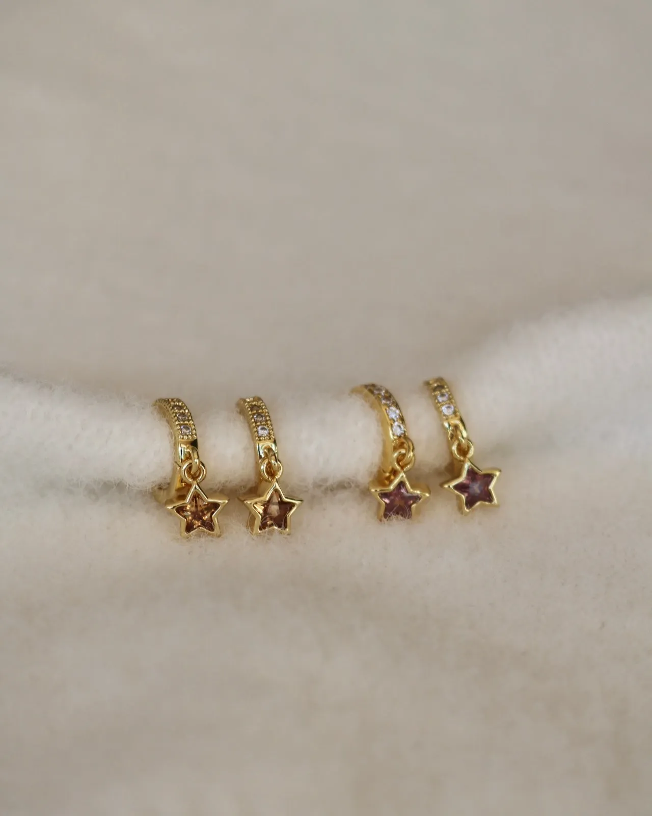 AMBER STAR HUGGIE EARRINGS IN 18K GOLD