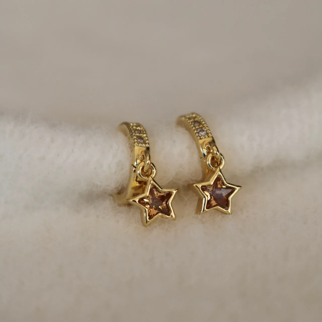 AMBER STAR HUGGIE EARRINGS IN 18K GOLD