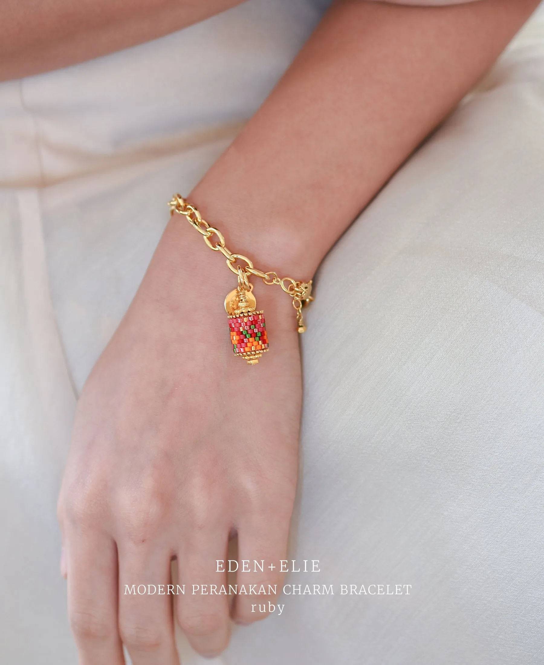 EDEN   ELIE Modern Peranakan gold charm bracelet - emerald